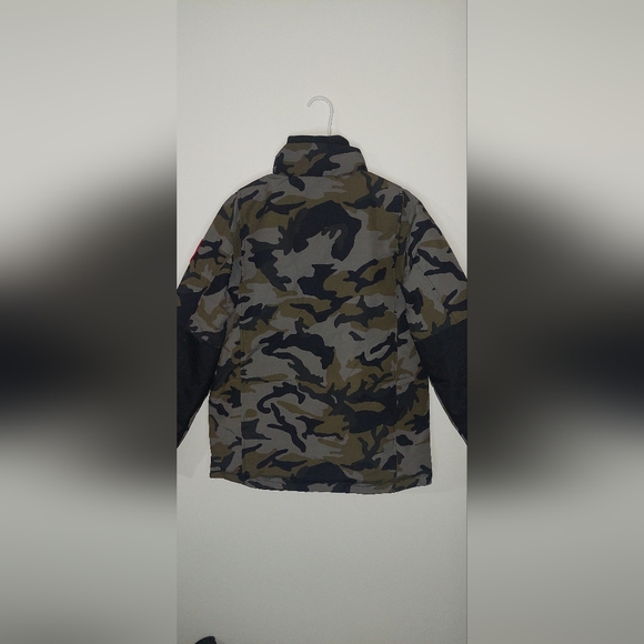 I am selling a Canada Goose military style jacket, it is size M, it is new - Picture 4 of 7